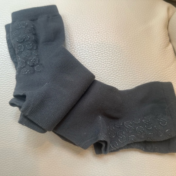 Toe Sox and Calia Studio Grip Socks 3 Pairs total Gray & Pink Gym Pilates barre - Picture 4 of 6